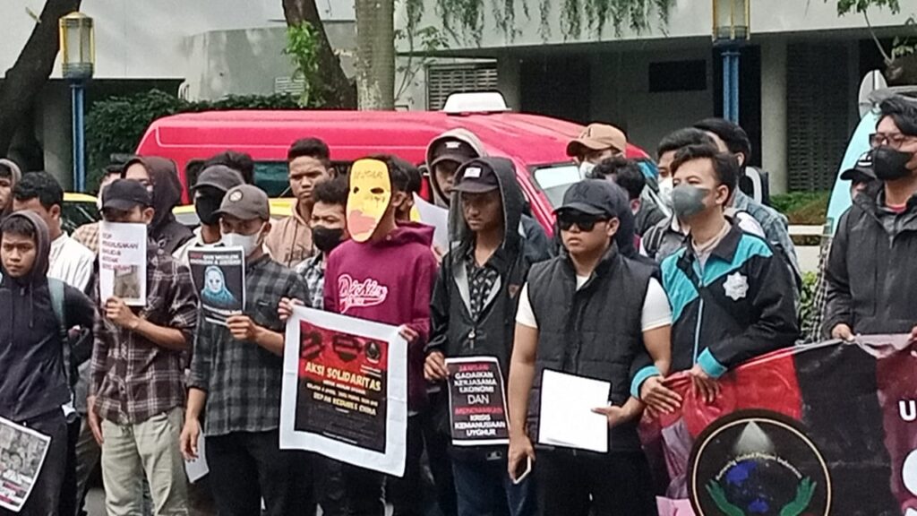 Ratusan orang kepung kedutaan besar Tiongkok di Jalan Mega Kuningan No 2, Jakarta Selatan, Massa aksi yang tergabung dalam Humanity United Project Indonesia (HUPI) menyuarakan aspirasi terkait kondisi Uighur 