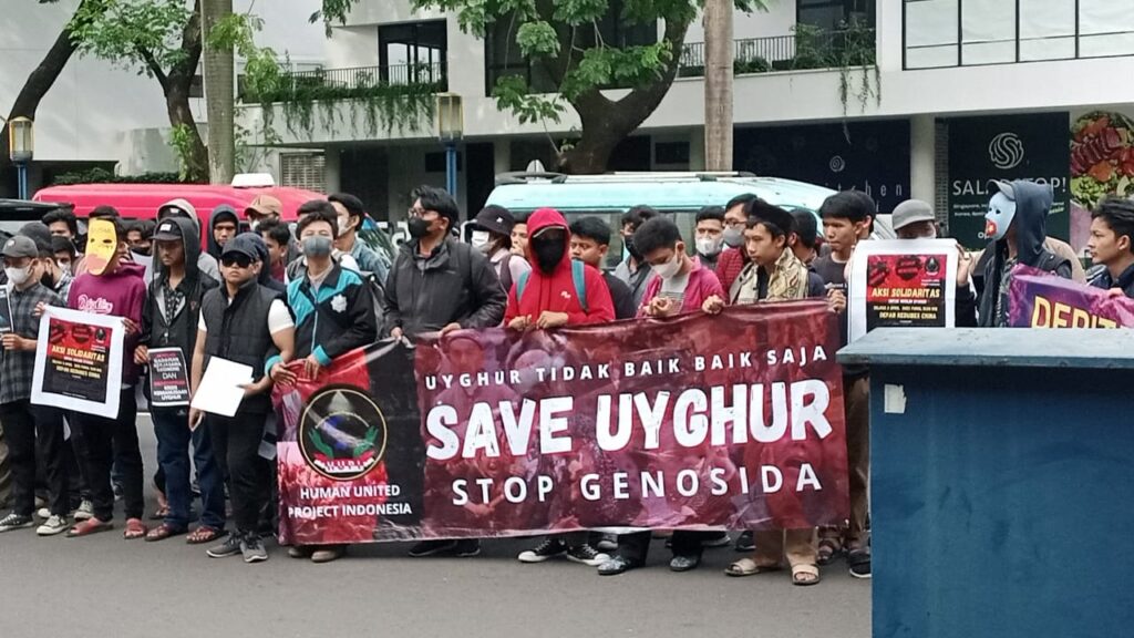 Ratusan orang kepung kedutaan besar Tiongkok di Jalan Mega Kuningan No 2, Jakarta Selatan, Massa aksi yang tergabung dalam Humanity United Project Indonesia (HUPI) menyuarakan aspirasi terkait kondisi Uighur 
