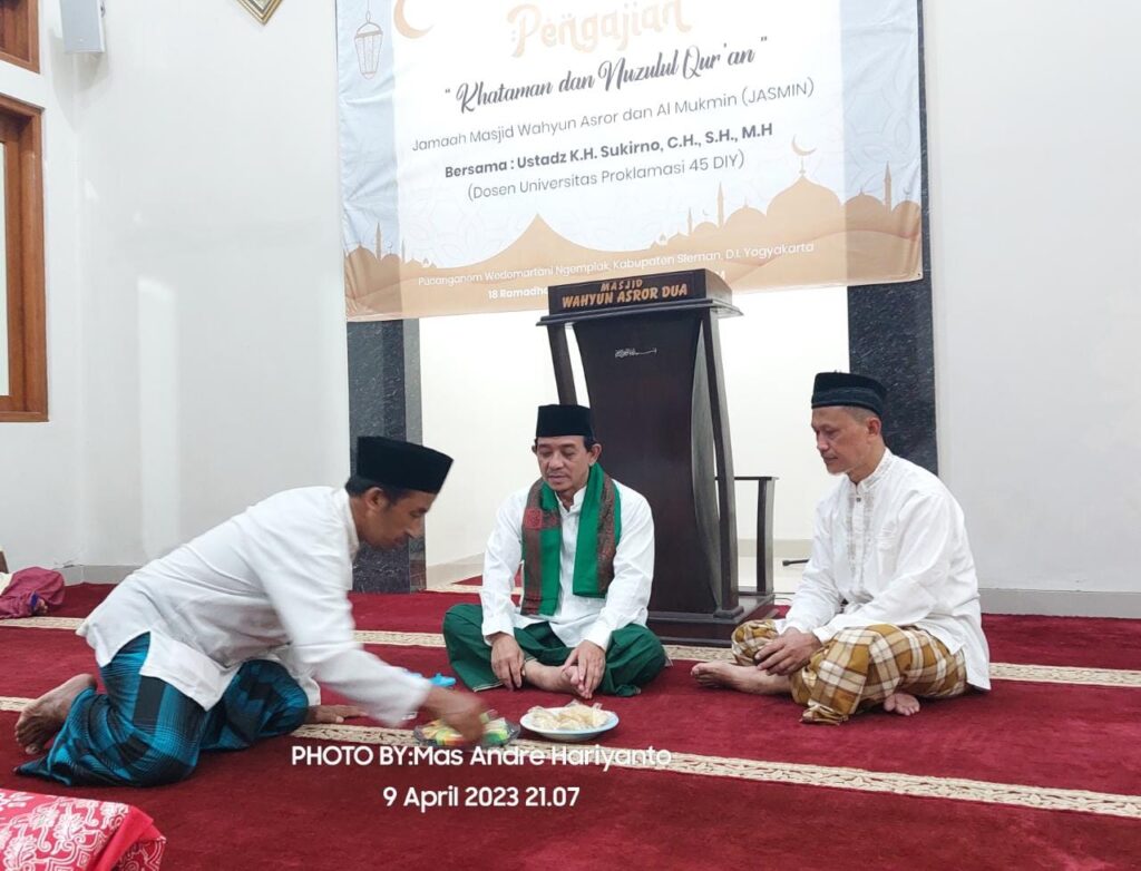 Jamaah Masjid Wahyun Dua & Masjid Al-Mukmin Pucanganom sukses mengadakan Pengajian Khataman Quran dan Nuzulul Quran