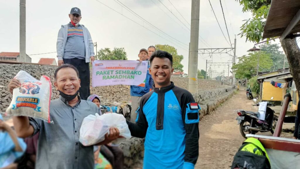 tim Laznas Dewan Dakwah telah menyalurkan bantuan program Ramadhan berupa 50 paket sembako untuk warga dhuafa di sekitar bantalan rel kereta api di Jalan Pelbisit