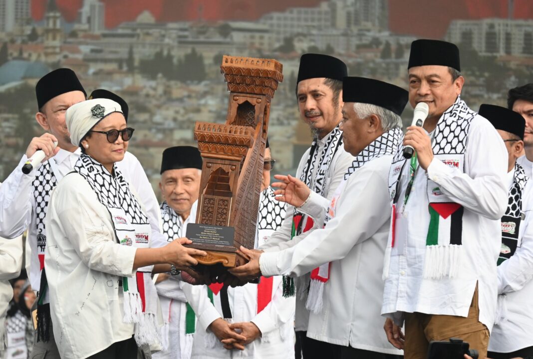 Hadiri Aksi Bela Palestina, Menlu Retno Marsudi Dapat Penghargaan Replika Mimbar Masjid Al-Aqsa